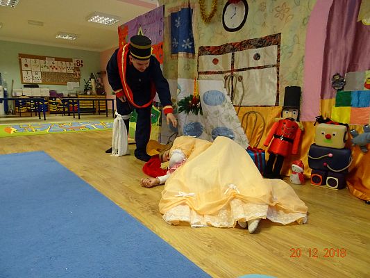 Grafika #3: Przedstawienie teatralne Dziadek do orzechów  cz. II