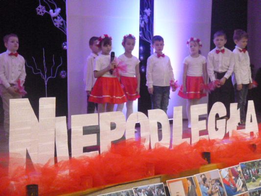 Grafika #4:  100  LAT NIEPODLEGŁOŚCI gościnny występ starszaków w GOKiS w Wicku cz. II