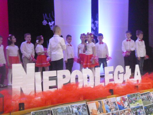 Grafika #5:  100  LAT NIEPODLEGŁOŚCI gościnny występ starszaków w GOKiS w Wicku cz. II