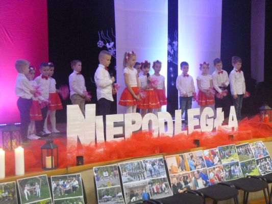 Grafika #6:  100  LAT NIEPODLEGŁOŚCI gościnny występ starszaków w GOKiS w Wicku cz. II