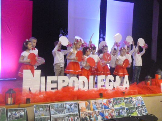 Grafika #7:  100  LAT NIEPODLEGŁOŚCI gościnny występ starszaków w GOKiS w Wicku cz. II