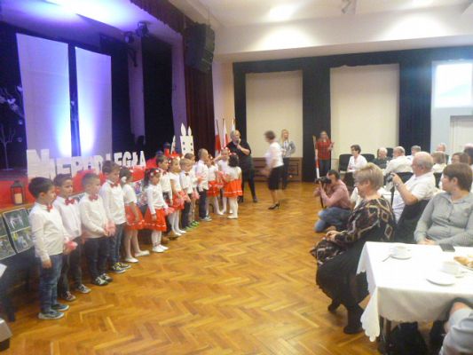 Grafika #8:  100  LAT NIEPODLEGŁOŚCI gościnny występ starszaków w GOKiS w Wicku cz. II