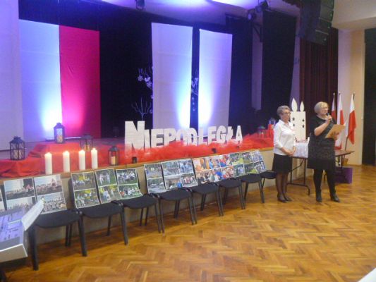 Grafika #3:  100  LAT NIEPODLEGŁOŚCI gościnny występ starszaków w GOKiS w Wicku cz. I