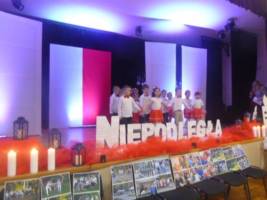 Grafika #4:  100  LAT NIEPODLEGŁOŚCI gościnny występ starszaków w GOKiS w Wicku cz. I