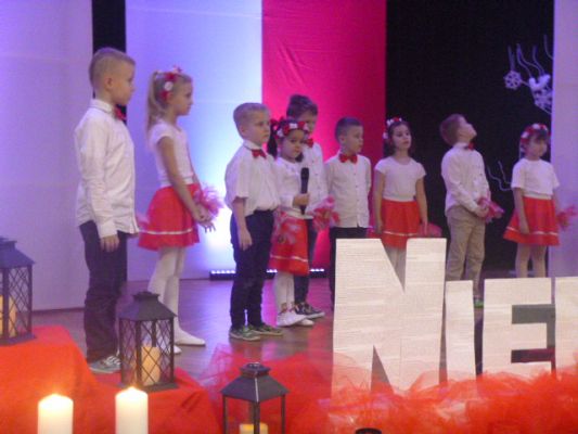 Grafika #6:  100  LAT NIEPODLEGŁOŚCI gościnny występ starszaków w GOKiS w Wicku cz. I