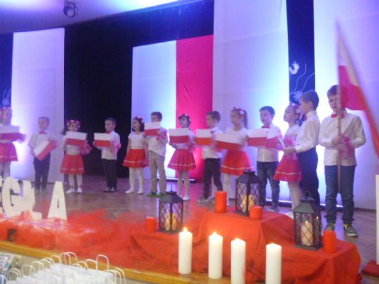 Grafika #7:  100  LAT NIEPODLEGŁOŚCI gościnny występ starszaków w GOKiS w Wicku cz. I