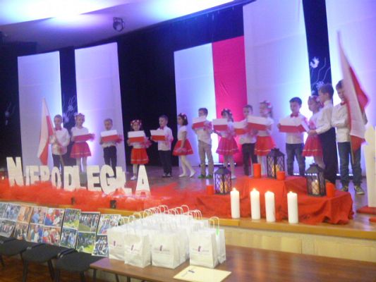 Grafika #8:  100  LAT NIEPODLEGŁOŚCI gościnny występ starszaków w GOKiS w Wicku cz. I