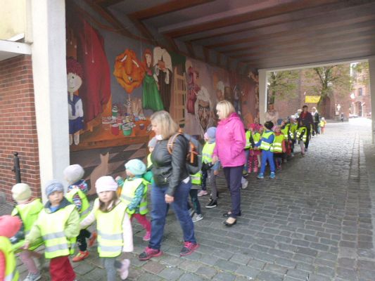 Grafika #8: Spektakl  Niedźwiedź i Masza cz. I