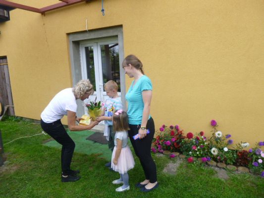 Grafika #1: Przedszkolaki w pasiece cz.VI