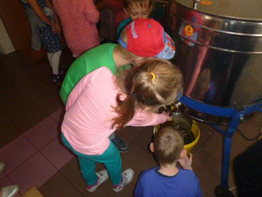 Grafika #3: Przedszkolaki w pasiece cz.IV