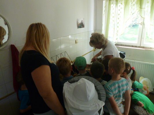 Grafika #3: Przedszkolaki w pasiece cz.III