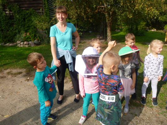 Grafika #5: Przedszkolaki w pasiece cz.II