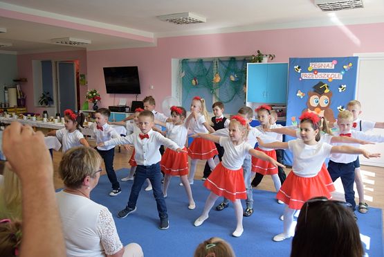 Grafika #5: Uroczystość pożegnania przedszkola przez dzieci 6-letnie cz. III