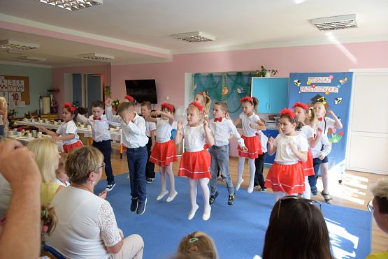 Grafika #7: Uroczystość pożegnania przedszkola przez dzieci 6-letnie cz. III