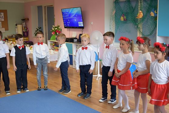 Grafika #4: Uroczystość pożegnania przedszkola przez dzieci 6-letnie cz. II