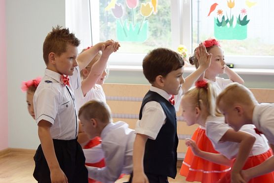 Grafika #3: Uroczystość pożegnania przedszkola przez dzieci 6-letnie cz. I