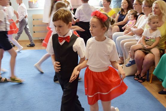 Grafika #4: Uroczystość pożegnania przedszkola przez dzieci 6-letnie cz. I