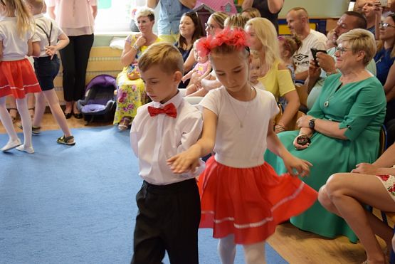 Grafika #5: Uroczystość pożegnania przedszkola przez dzieci 6-letnie cz. I