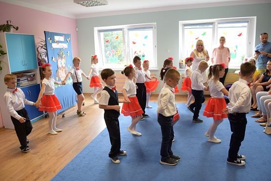 Grafika #6: Uroczystość pożegnania przedszkola przez dzieci 6-letnie cz. I