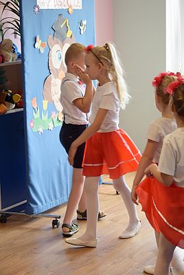 Grafika #8: Uroczystość pożegnania przedszkola przez dzieci 6-letnie cz. I