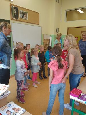 Grafika #1: Przedszkolaki z wizytą w Szkole Podstawowej w Wicku cz. I