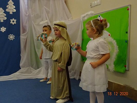 Grafika #5: Święta tuż, tużŚwiąteczny występ przedszkolaków gr. I  Motylki