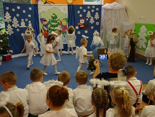 Grafika #11: Święta tuż, tużŚwiąteczny występ przedszkolaków gr. I  Motylki