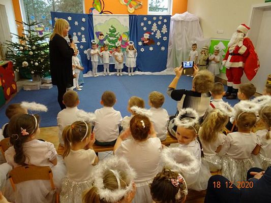 Grafika #28: Święta tuż, tużŚwiąteczny występ przedszkolaków gr. I  Motylki