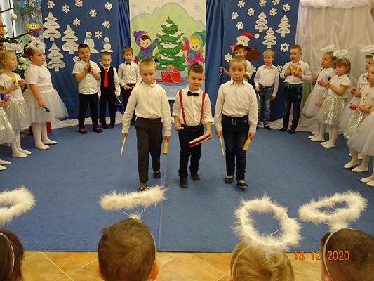 Grafika #5: Święta tuż, tużŚwiąteczny występ przedszkolaków gr. II Rybki