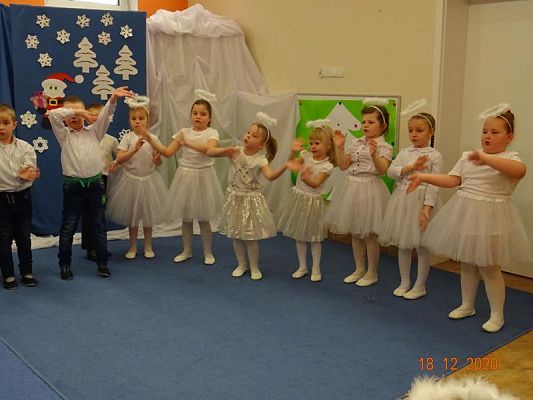 Grafika #18: Święta tuż, tużŚwiąteczny występ przedszkolaków gr. II Rybki