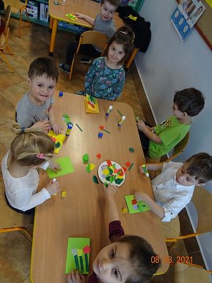 Grafika #2: Dzień Kobiet w przedszkolu