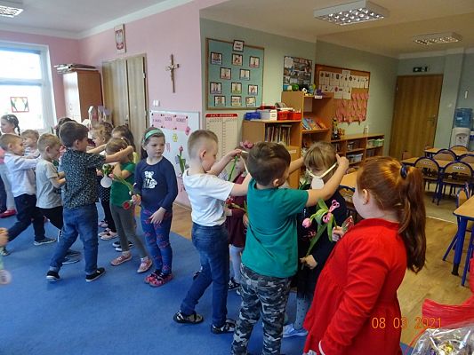 Grafika #8: Dzień Kobiet w przedszkolu