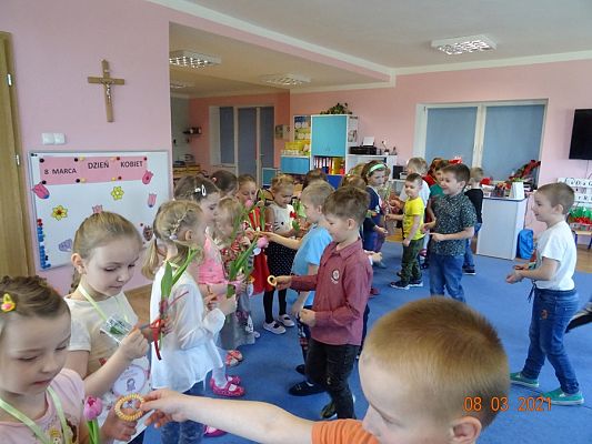 Grafika #16: Dzień Kobiet w przedszkolu