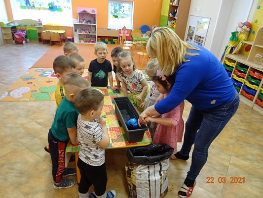 Grafika #0: Szczypiorek w roli głównej. maluszki sadzą cebulkę