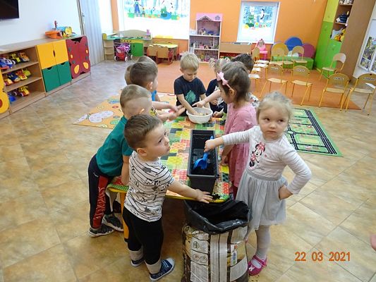 Grafika #2: Szczypiorek w roli głównej. maluszki sadzą cebulkę