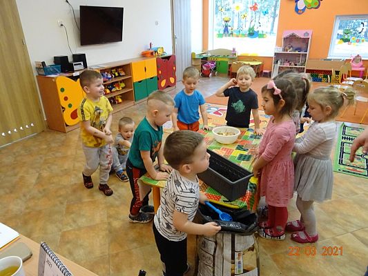 Grafika #3: Szczypiorek w roli głównej. maluszki sadzą cebulkę