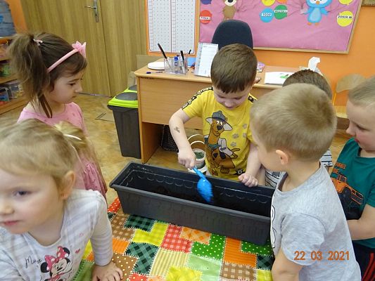 Grafika #7: Szczypiorek w roli głównej. maluszki sadzą cebulkę