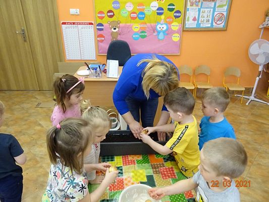 Grafika #18: Szczypiorek w roli głównej. maluszki sadzą cebulkę