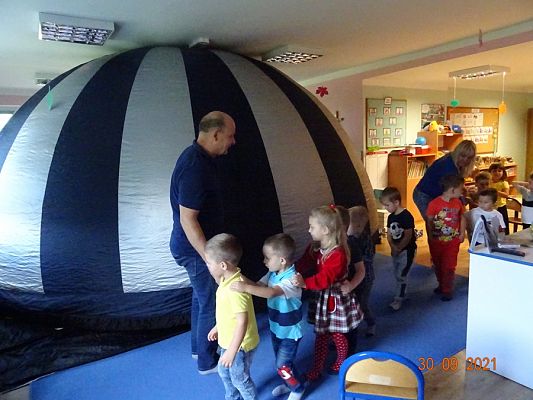 Grafika #0: Kino sferyczne w przedszkolu