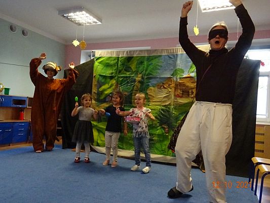 Grafika #4: Teatrzyk Przygody Małpki Fiki-Miki