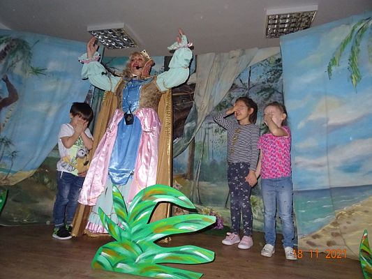 Grafika #13: Teatrzyk Powrót w Krainę Baśni