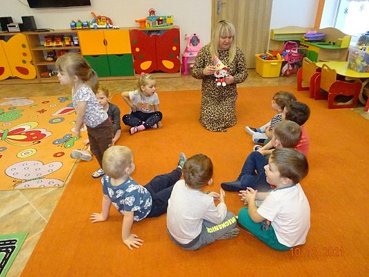 Grafika #1: Kicia Kocia i witaminowe przyjęcie  grupa Motylki -cz. I