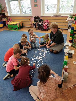 Grafika #0: Kicia Kocia segreguje śmieci - grupa II Rybki