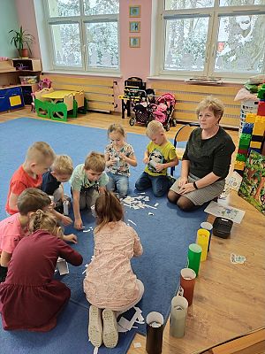 Grafika #1: Kicia Kocia segreguje śmieci - grupa II Rybki