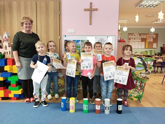 Grafika #6: Kicia Kocia segreguje śmieci - grupa II Rybki