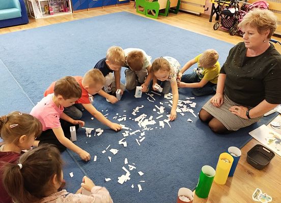 Grafika #7: Kicia Kocia segreguje śmieci - grupa II Rybki