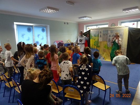 Grafika #18: Przedstawienie teatralne O rycerzu co księżniczkę ratował cz. I