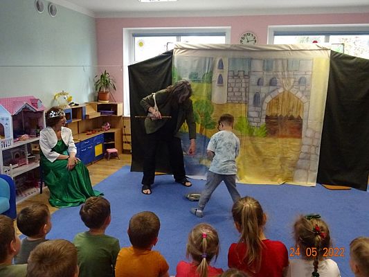 Grafika #0: Przedstawienie teatralne O rycerzu co księżniczkę ratowałcz. II