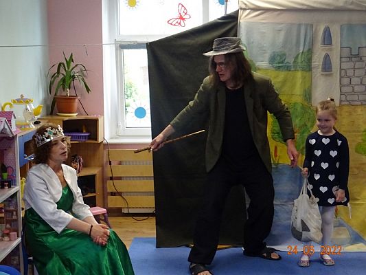 Grafika #2: Przedstawienie teatralne O rycerzu co księżniczkę ratowałcz. II