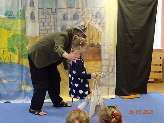 Grafika #3: Przedstawienie teatralne O rycerzu co księżniczkę ratowałcz. II